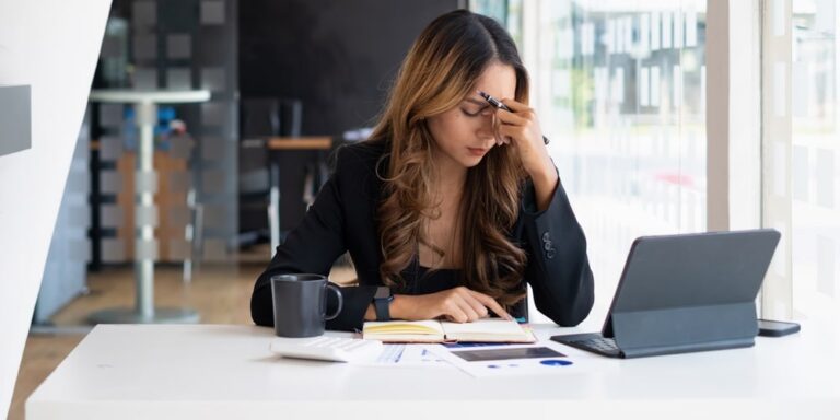 Portrait,Of,Frustrated,Business,Woman,Have,Problem,While,Sitting,At
