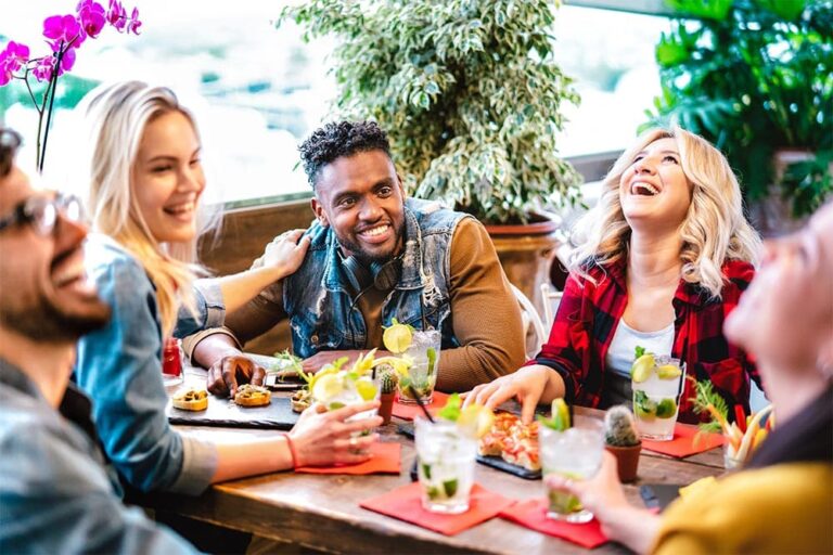 young-friends-drinking-mojito-cocktails-at-fancy